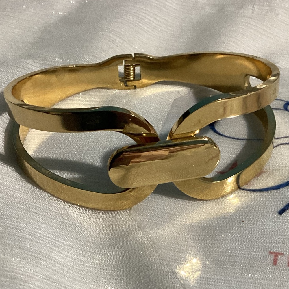 💋Sleek Interlocking Oval Gold Tarnish Resistant Stainless Steel Bangle